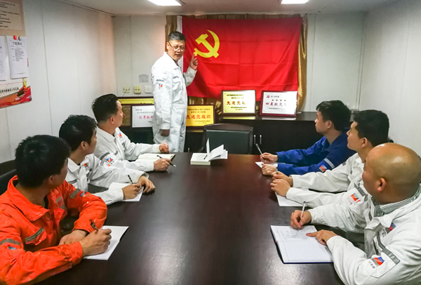 4月20日，浙能集團(tuán)所屬寧波海運(yùn)“明州76”輪黨小組組織開(kāi)展面向船舶黨團(tuán)員和群眾的黨史主題政治宣講。 屠添榮 攝x.jpg