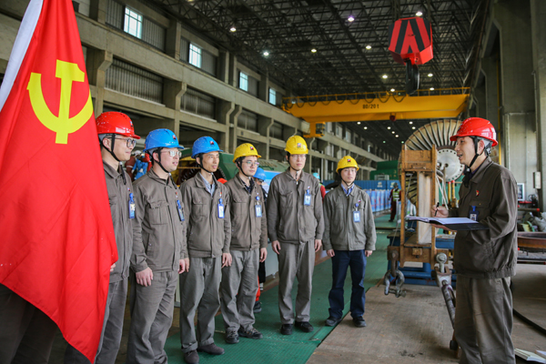 4月20日，浙能集團(tuán)所屬長(zhǎng)興發(fā)電公司政治宣傳員楊曉權(quán)在A修現(xiàn)場(chǎng)開(kāi)展政治宣講。方磊 攝x.jpg