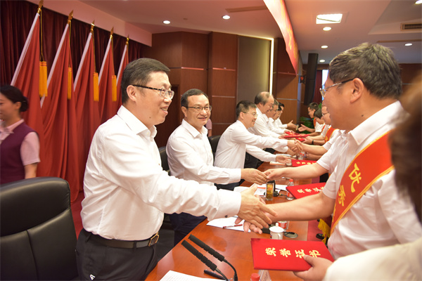 集團(tuán)黨委向受表彰的集團(tuán)“兩優(yōu)一先”代表表示祝賀。 祝益軍 攝.jpg
