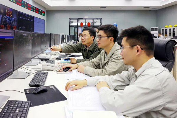 5x-浙能樂清發(fā)電公司技術(shù)人員緊盯5號機(jī)組操作界面，高效執(zhí)行指令，為機(jī)組安全運行保駕護(hù)航。陳清瑜 攝.jpg