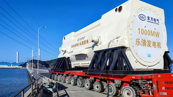 3x-浙能樂清發(fā)電廠 5號機(jī)組重達(dá)409噸發(fā)電機(jī)定子從碼頭運輸施工現(xiàn)場場景。張立忠  攝.jpg
